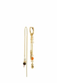 Gouden oorbellen met een lange ketting met kralen in wit, bruin, oranje en een klein eikeltje aan de charm, met een stuk in studstijl.