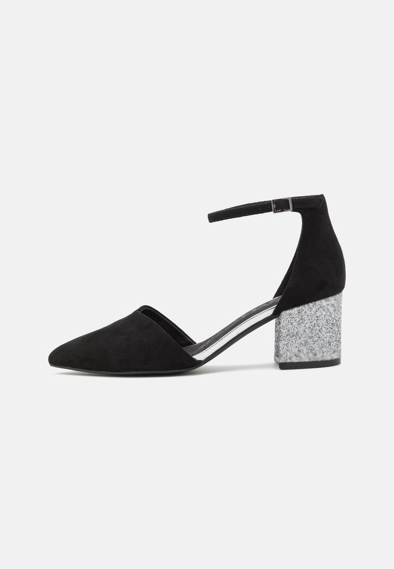 Chaussure à talon haut en daim noir avec un bout pointu et une sangle à la cheville ; dotée d'un talon épais recouvert de paillettes pour le contraste et la stabilité.