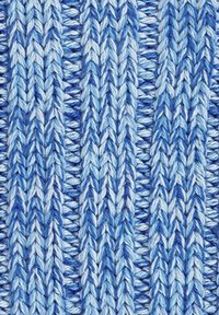 Dzianina w różnych odcieniach niebieskiego, z teksturowanym wzorem w pionowe paski z naprzemiennymi jasnymi i ciemnymi włóknami.