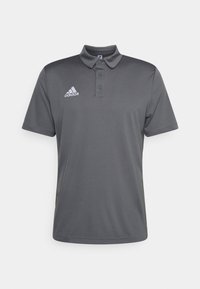 Polo shirt grigio scuro in poliestere, con colletto, tre bottoni e un piccolo logo Adidas bianco sul lato sinistro del petto.