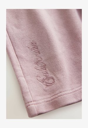 Hele roosa kangas pehme tekstuuriga, millel on peened tikandid. Sile viimistlus, puhas serv ja lihtne disain.