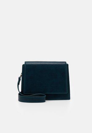Turkis læder crossbody-taske med en struktureret finish, rektangulær form, klaplukning og en justerbar rem.