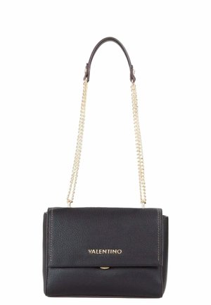 Sac à épaule Valentino en cuir noir avec bandoulière en chaîne dorée et logo doré sur le rabat avant.