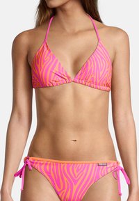 Haut de bikini à motif zigzag rose et orange avec des bonnets triangulaires et un lien au dos ; le bas assorti comporte des liens latéraux et un motif similaire.