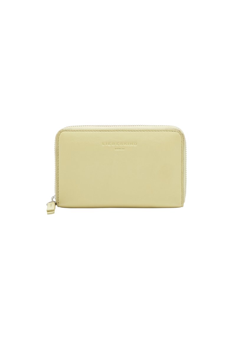 Żółty skórzany portfel na zamek z gładką fakturą, wytłoczonym logo i srebrnymi okuciami. Prostokątny kształt z zaokrąglonymi krawędziami.