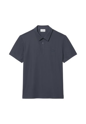 Polo a maniche corte di colore blu navy scuro con collo, abbottonatura a due bottoni e un logo ricamato discreto sul petto a sinistra.