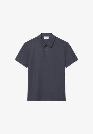 Donker marineblauw poloshirt met korte mouwen, kraag, twee knopen en een subtiel geborduurd logo op de linkerborst.