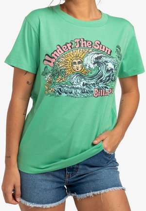 Grøn bomulds t-shirt med et grafisk design af en sol og en bølge samt teksten "Under The Sun". Kortærmet og med en afslappet pasform.