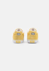 Globe ENCORE 2 - Sapatilhas - pineapple/white