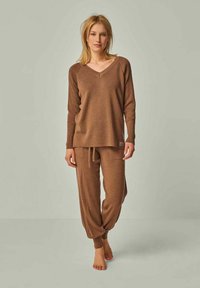 YOU LOOK PERFECT DORINA - MERINO WOLLE V-PULLOVER - Pyjama top - cognac