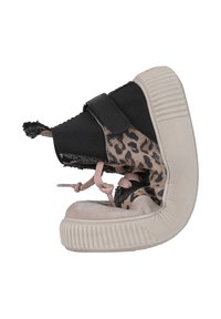 Czarne i w panterkę trampki z różowymi sznurówkami, zamszowa tekstura, wyściełany kołnierz i gumowa podeszwa, z wysoką cholewką i rzepem.