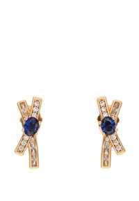 Zlaté náušnice s centrálním oválným modrým kamenem, po stranách průhledné a bagetově broušené kameny, se vzorem křížení.
