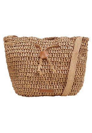 Sac bandoulière tressé couleur fauve avec sangle réglable et fermeture par cordon en cuir sur fond blanc uni.