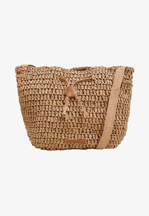 Sac bandoulière tressé couleur fauve avec sangle réglable et fermeture par cordon en cuir sur fond blanc uni.