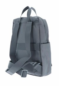 Sac à dos en tissu gris avec une surface texturée, des bretelles ajustables, deux poignées supérieures et une poche latérale. Fermeture éclair en haut.