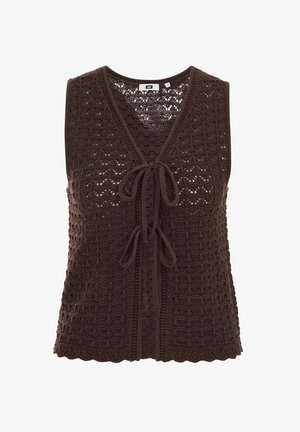 Bruine mouwloze gehaakte breivest met V-hals en twee sluitingen met strik aan de voorkant, met een gestructureerd opengewerkt patroon.