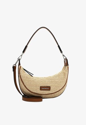 Bolso de estilo hobo en material beige tejido con detalles en cuero marrón. Cuenta con una correa para el hombro y el logotipo de la marca en una placa rectangular.