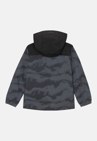 Giacca con cappuccio di colore grigio scuro con un pannello nero sulla spalla; presenta un motivo simile a una nuvola, polsini elasticizzati e un logo discreto all'orlo.