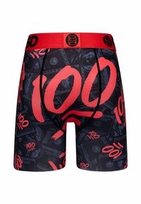 Boxer shorts noirs avec une ceinture rouge et des graphiques en rouge "100" sur un motif texturé ressemblant à de la monnaie.