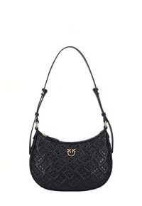 Mala preta de couro com padrão em relevo, forma curva, alça ajustável e acabamentos em tom dourado. Fecho superior com fecho éclair.