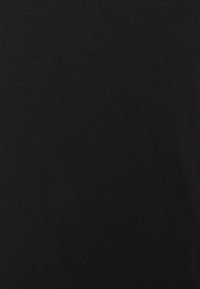 Schwarzer Strickstoff, glatte Textur, gleichmäßige Oberfläche, mittleres Gewicht, keine sichtbaren Muster oder Akzente, geeignet für vielseitige Bekleidungsanwendungen.