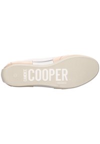 Suola di scarpa di colore chiaro con superficie texture, caratterizzata dal marchio stampato "COOPER". Il design include una forma liscia e arrotondata.