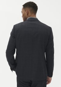 Czarnoszary marynarka w kratę, dopasowany krój z subtelną teksturą, pojedynczy rozcięcie z tyłu i zdobienia przy mankietach zapinane na guziki.