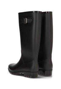 Botas de lluvia de goma negras con una textura lisa, altura a medio pantorrilla, acento de hebilla ajustable y una suela robusta con relieve para mayor tracción.