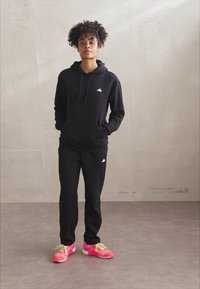 adidas Sportswear ESSENTIALS SMALL LOGO FEEL COZY HOODIE - Sweatshirt com capuz - black