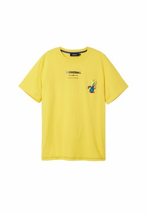 Gul bomulds T-shirt med korte ærmer, der har et broderet blomsterpotte-design og teksten "DESIGUAL NO ES LO MISMO" i mørk skrift.