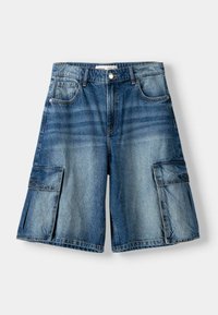 Shorts cargo en denim dégradé de bleu clair à moyen, dotés de plusieurs poches, passants de ceinture et d'une coupe droite avec des bords effilochés.