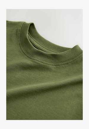 Camiseta de algodón color verde oliva con un cuello redondo clásico y una textura suave, con costuras impecables a lo largo del escote y los hombros.