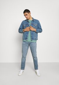 Redefined Rebel DETROIT REGULAR FIT - Calças de ganga de perna direita - light blue