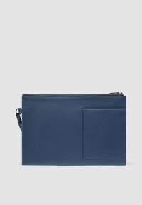Blauwe leren clutch met een gladde textuur, rechthoekige vorm, bovenaan afsluitbare ritssluiting en een voorste insteekvak. Verstelbare schouderband inbegrepen.