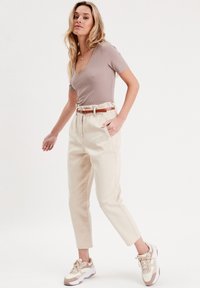 Cache Cache SLOUCHY-MIT GÜRTEL - Trousers - ecru