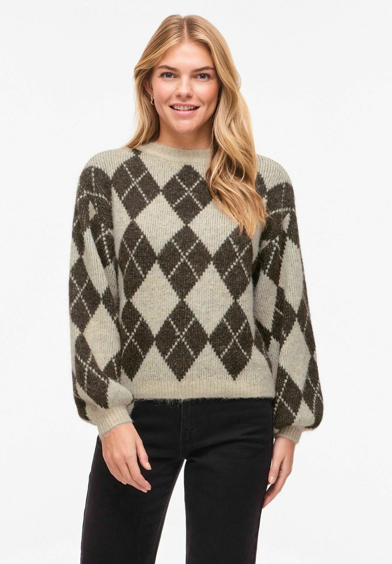 Pull en tricot à motif losanges gris clair et marron foncé, avec une coupe décontractée, des manches longues et des poignets et ourlet côtelés.