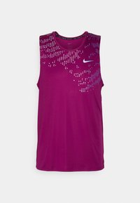 Lila ärmlös träningslinne med en gradientdesign och ljusare accenter samt en vit Nike-logga på bröstet. Slät tygtextur.