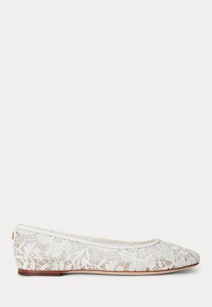 Biały baletki z koronki z kwiatowym wzorem, zaokrąglonym noskiem, niskim drewnianym obcasem i gładką lamówką wzdłuż otworu.