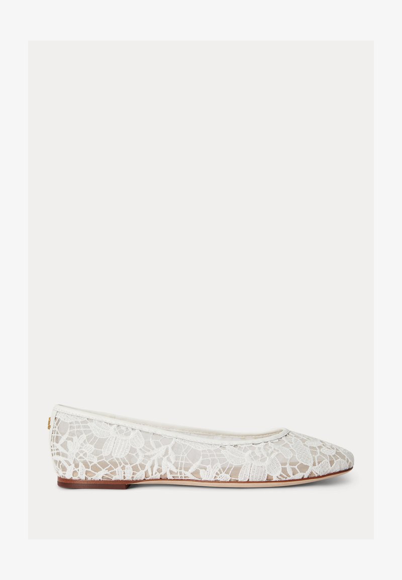 Λευκό μπαλέτο φλατ από δαντέλα με λουλουδάτο σχέδιο, στρογγυλερή μύτη, χαμηλό ξύλινο τακούνι και λείο τελείωμα κατά μήκος του ανοίγματος.