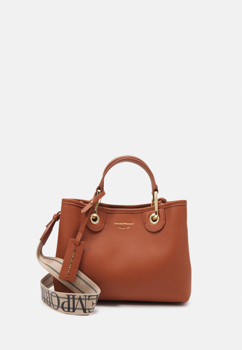 Bolsa de mão em pele castanha texturizada com detalhes em dourado, duas alças superiores e uma alça de ombro com padrão que exibe o nome da marca.