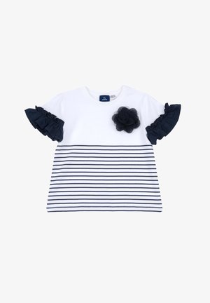 Wit peutershirt met marineblauwe horizontale strepen, gerimpelde marineblauwe korte mouwen en een marineblauwe stoffen bloem op de borst.
