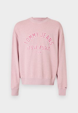 Rózsaszín, pamutkeverék pulóver, kerek nyakkivágással, ejtett vállakkal és kontrasztos színekben megjelenő "TOMMY JEANS NEW YORK CITY" logónyomattal.