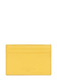 Porte-cartes en cuir jaune avec plusieurs fentes pour cartes, coutures visibles et logo de la marque embossé en bas. Texture lisse.
