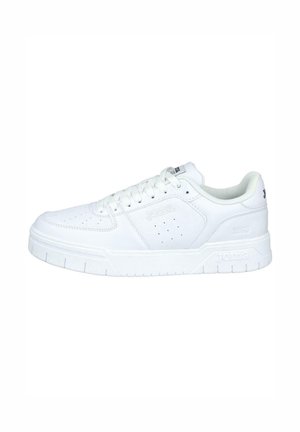 Zapatilla deportiva blanca con un exterior de cuero texturizado, acentos perforados, cuello acolchado y una suela de goma que presenta un patrón de suela grueso.