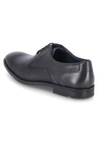 Schwarze Lederschuhe mit strukturiertem Obermaterial, schlankem Design, Schnürverschluss und einer glatten Gummisohle mit einem dezenten Akzent.