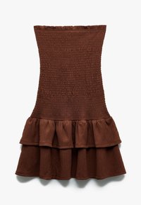 Brun strapless smockkjole med en samlet dobbeltlagd flæse nederst, liggende fladt på en hvid baggrund.