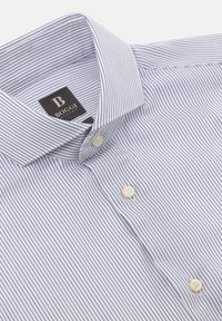 Camisa blanca con rayas verticales azules, con cuello amplio, dos botones blancos y una etiqueta negra que muestra "Boggi Milano."