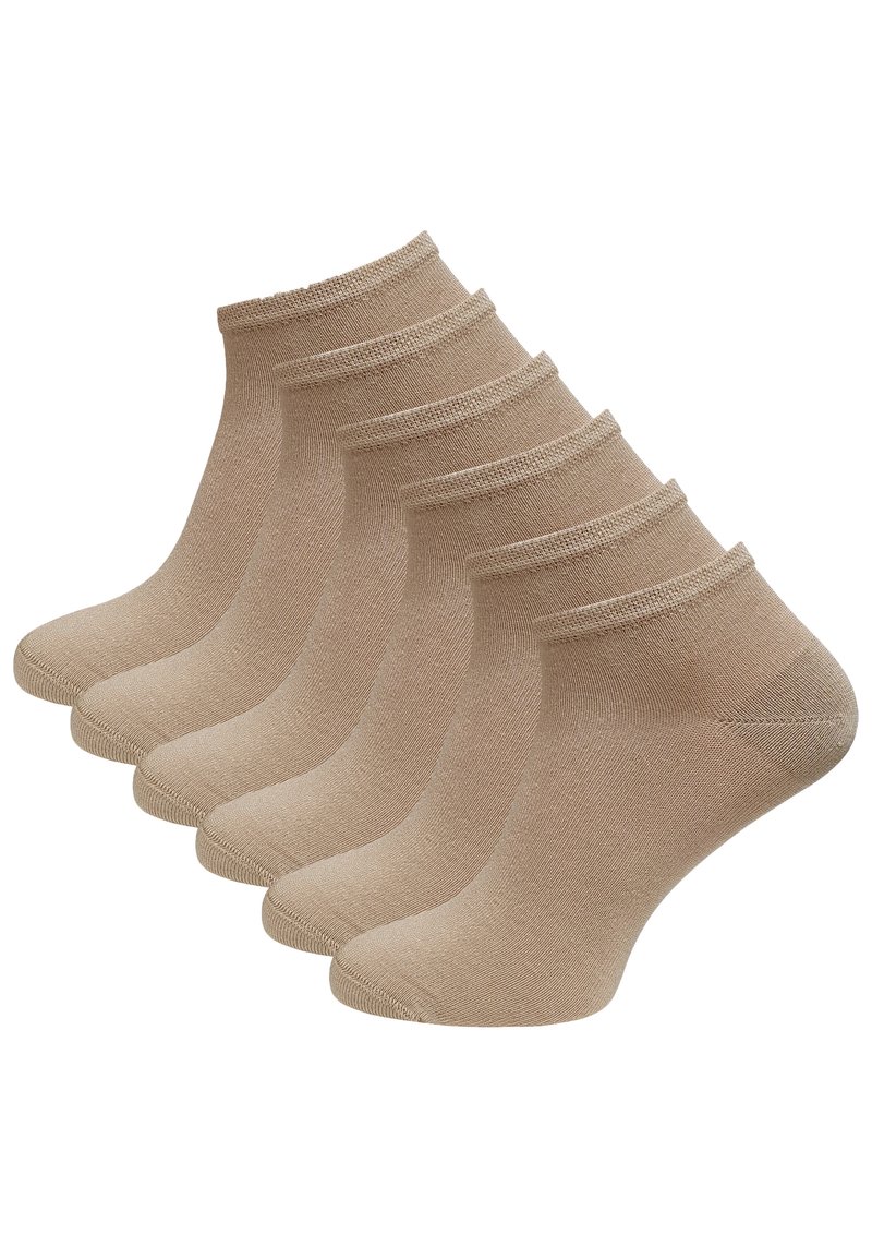 Beige Knöchel-Socken, die in einer Reihe angeordnet sind, aus weichem, glattem Stoff mit einem gerippten Bündchen sowie verstärkter Ferse und Spitze.