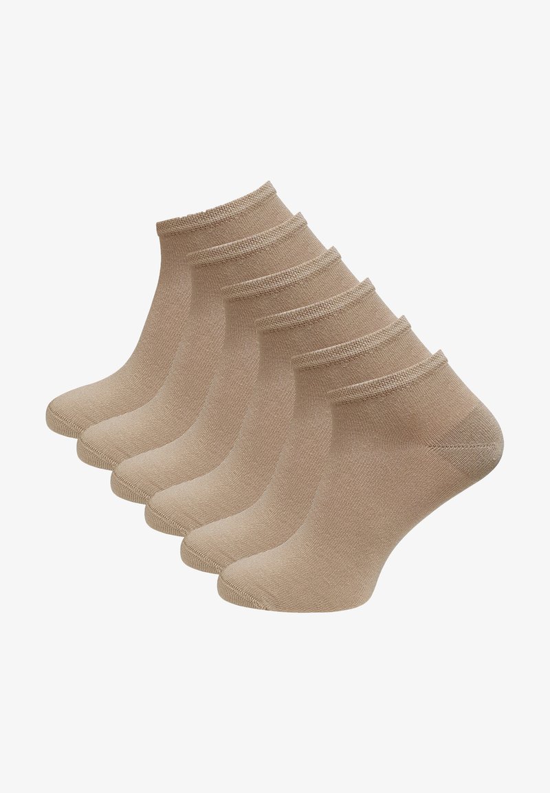 Beige Knöchel-Socken, die in einer Reihe angeordnet sind, aus weichem, glattem Stoff mit einem gerippten Bündchen sowie verstärkter Ferse und Spitze.