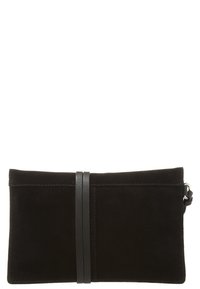 Černá nubuková kabelka se hladkým povrchem, s jednoduchým designem a dvěma horizontálními koženými akcenty na přední straně.